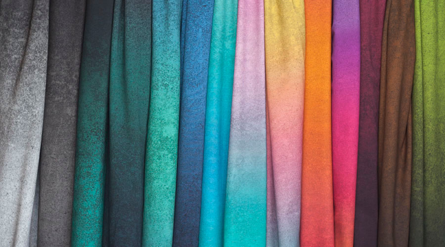 Verschiedene Stoffarten und Farben nebeneinander
