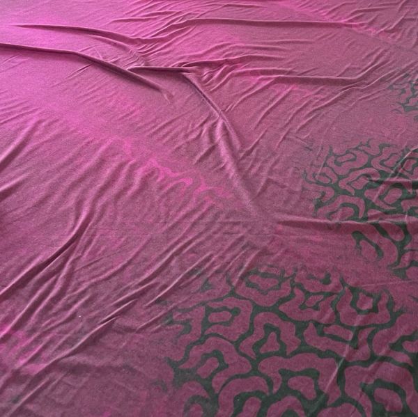 Abstract Animal Border - beere - Viskose-Jersey - 1,50 m RESTSTÜCK