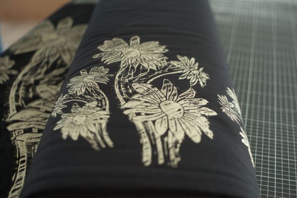 Blomma - schwarz / champagner Glitzer Metallicprint - Bio-Sweat angeraut - 1,60 m RESTSTÜCK